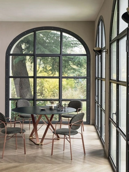 Tavolo Delta Rotondo in cristallo antigraffio con base in acciaio laccato Bontempi