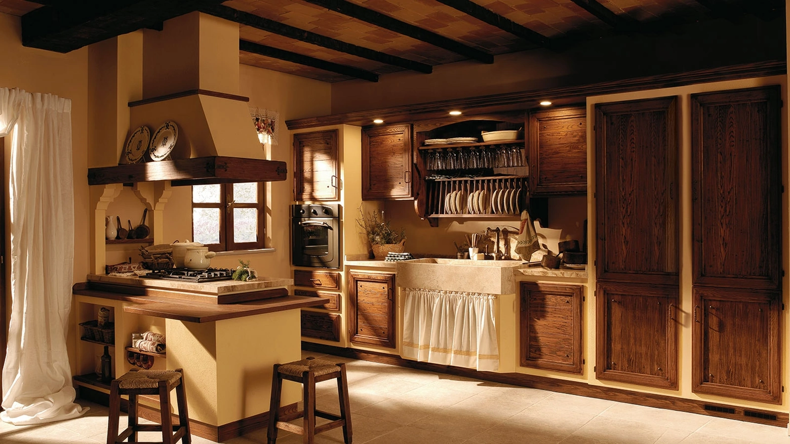 Cucina in Muratura con penisola in legno e top in travertino Giulietta Corteccia di Zappalorto