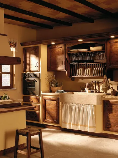 Cucina in Muratura con penisola in legno e top in travertino Giulietta Corteccia di Zappalorto