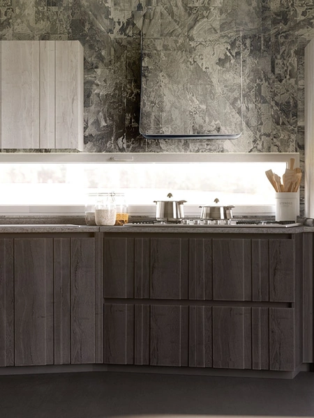 Cucina Moderna lineare in legno con particolari in metallo trattati con vernice materica simil-peltro Bistrò Bianca di Zappalorto