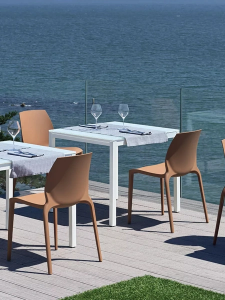 Tavolo Diesis Outdoor con top in vetro di Bontempi