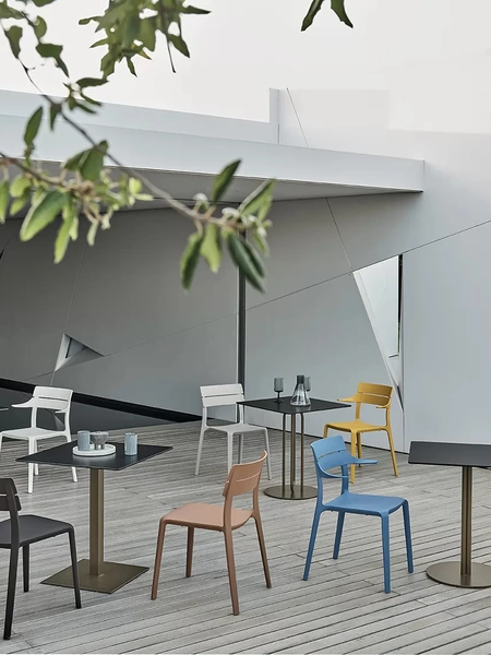 Sedia impilabile Rocket Outdoor in polipropilene e fibra di vetro riciclabile di Bontempi