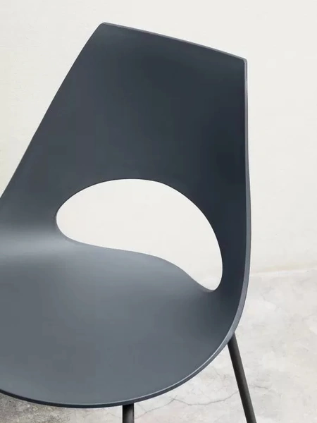 Sedia da giardino Shark Outdoor in polipropilene con gambe in acciaio laccato di Bontempi