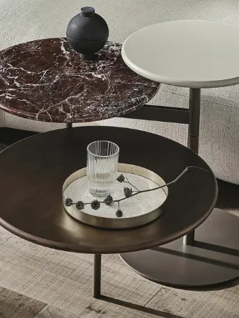 Tavolino Yang con base in metallo laccato e top in marmo e legno di Bontempi