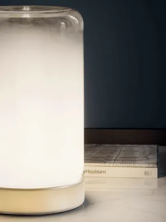 Lampada da tavolo Pop in vetro sfumato bianco con base in acciaio laccato di Bontempi