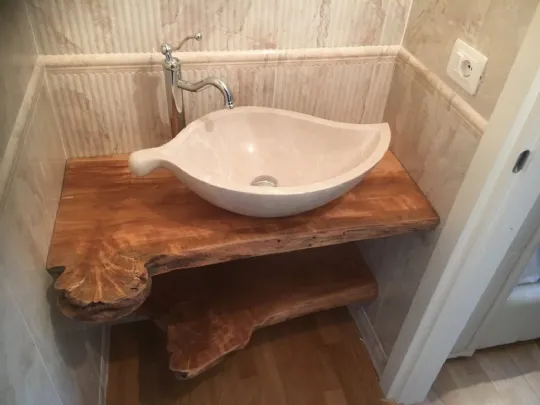 Lavello design in legno e marmo